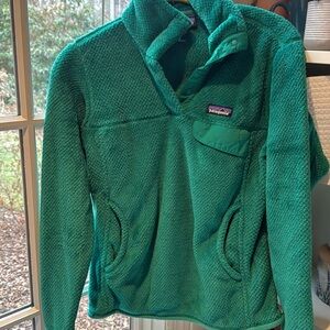 Women’s  XS Patagonia quarter snap in a bright emerald green fleece